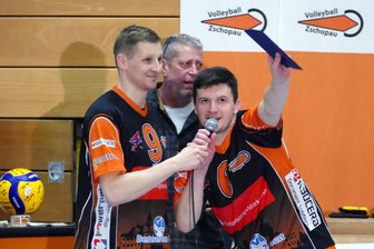 Volleyball: Der Experte für die Chemie im Zschopauer Regionalliga-Team geht von Bord - VC-Kapitän Florian Haase (links) und Moderator Jens Wagner hatten für Thomas Hanauer zum Abschied noch ein kleines Geschenk parat.