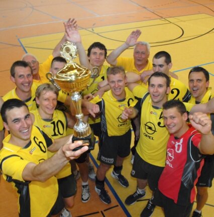 Volleyball erlebt ungeahnten Höhenflug - Einen der größten Erfolge der Vereinsgeschichte feierten die Volleyballer des VSV Oelsnitz am 5. Mai 2007. Damals gewannen sie in Dippoldiswalde das Sachsenpokalfinale klar 3:0 gegen den TSV Leipzig. Auch 2000 und 2005 standen sie im Finale, das sie aber verloren. 