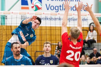 Volleyball: Erstes Regionalligaspiel des VSV Oelsnitz in Plauen – Nach 70 Minuten ist alles vorbei - Christian Böhm (links) punktet hier für den VSV Oelsnitz, der Block der Gäste ist chancenlos.