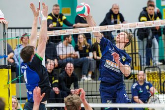 Volleyball: Ex-Dresdener schießt seinen früheren Verein ab und den VSV Oelsnitz zum Sieg im Sechs-Punkte-Spiel - Johannes Köbsch (rechts), Spieler des Spiels beim VSV Oelsnitz.