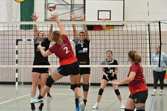 Volleyball: Frauen des SV Union Milkau erkämpfen zum Jahresabschluss vier Punkte - Die Milkauerinnen Melanie Schwalbe (l.) und Virginia Thieme blockten viele Angriffe der Burgstädter Frauen und gewannen mit 3:0.