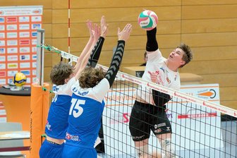 Volleyball: Für Regionalligisten aus dem Erzgebirge bahnt sich langer Abstiegskampf an - Paul Pezold (rechts) wurde nach dem Spiel gegen die L.E. Volleys II zum Zschopauer MVP gekürt.