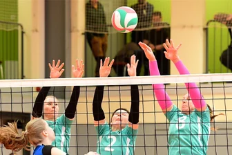 Volleyball: Hormersdorferinnen beweisen nach Durchhänger Nervenstärke - Hier kommt kein Ball durch: Claudia Böttcher, Cornelia Richter und Tina Bieligk (v. l.) steigen zum Block hoch. Gegen Mauersberg gewannen die „Hormissen“ klar mit 3:0.