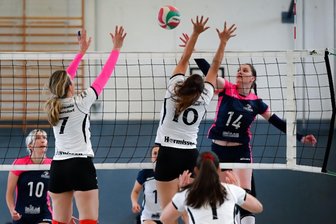 Volleyball: Hormissen verlieren bedeutungsloses letztes Saisonspiel - Hormissen in Abwehrhaltung: Silke Hänel (links) und Christiane Maul springen zum Block hoch.