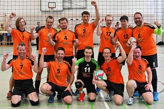 Volleyball in Frankenau: Union Milkau bejubelt Aufstieg - Fast 100 Zuschauer kamen am Sonntag zum Aufstiegsspiel der Milkauer Volleyballer. Am Ende konnte der Großteil mit den Mittelsachsen jubeln. Darunter auch die Frauen von Vater Jahn Burgstädt, die zum Teil die Lebensgefährtinnen von Milkauer Spielern sind.