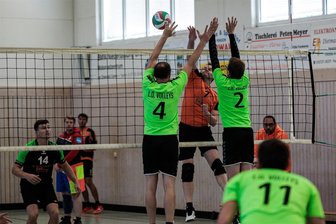 Volleyball: Milkauer Männer gewinnen ein Match, Frankenberger Frauen mit voller Ausbeute - Vor allem in den ersten beiden Sätzen brachte der Milkauer Karsten Mauksch seine Angriffsschläge immer wieder im Feld der L.O. Volleys unter.