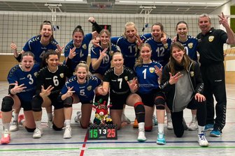 Volleyball-Regionalliga: Oberlosa überrascht den Chemnitzer VV - Die Oberlosaerinnen sind nach Spielschluss sehr gut gelaunt.