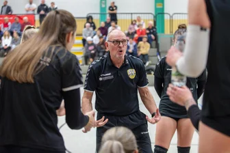 Volleyball-Regionalliga: Oberlosaerinnen knapp geschlagen - Einschwören auf die nächsten Spielzüge: Trainer Lutz Gushurst in Aktion.