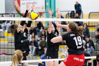 Volleyball-Regionalliga: Oberlosaerinnen wollen gegen junges Erfurter Team bestehen - Auf die nächsten Punkte hoffen Paula Rohleder (links am Block) und Cosima Freihe (rechts daneben) am Samstag.