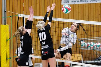 Volleyball-Regionalliga: SV 04 Oberlosa beißt sich oben fest - Paula Rohleder (rechts, hier im Heimspiel gegen Engelsdorf) wurde am Samstag zur besten Spielerin gekürt.