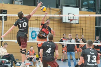 Volleyball-Regionalliga: VC Zschopau unter Druck - Manchmal ist Zschopaus Zuspieler Tom Siebert (hinten) auch als Angreifer gefordert.