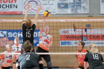 Volleyball-Regionalliga: Zschopauer Damen müssen weiter auf zweiten Sieg warten - Die Zschopauerin Dorothee Schwalbe (Mitte) und ihre Teamkolleginnen müssen weiter auf den zweiten Saisonsieg warten.