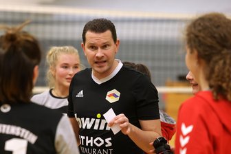 Volleyball-Sachsenliga: Fortschritt Lichtenstein verkündet vor Saisonstart zwei weitere Abgänge - Es wir langsam leer um Fortschritt-Trainer Sascha Grieshammer, der neben Emma Unger (links hinter ihm) viele weitere Abgänge zu verkünden hat.