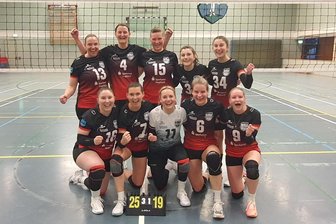 Volleyball-Sachsenliga: Große Fragezeichen beim FSV Reichenbach - Die Reichenbacher Volleyballerinnen jubeln hier nach ihrem 3:1-Erfolg gegen den SV Lok Engelsdorf.