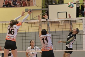 Volleyball-Sachsenliga: Hormissen fügen Spitzenreiter Zschopau erste Saisonniederlage zu - Außenangreiferin Lisa Schmiedel (rechts) merkte man die Spielfreude gegen Zschopau und später gegen Olympia Dresden an.
