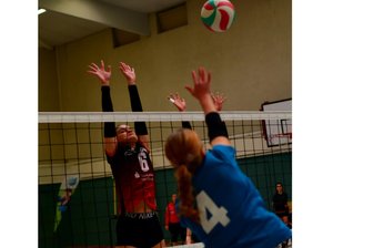 Volleyball-Sachsenliga: Keine Crème brûlée für die Wildcats in Chemnitz - In Chemnitz zeigte der FSV Reichenbach besonders starke Blockaktionen. Hier steigt Marie Sommer (links) gerade am Netz empor.