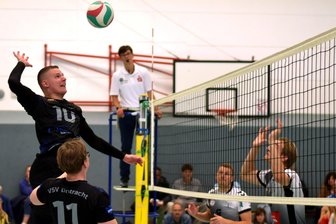 Volleyball-Sachsenpokal: Spielt dem VSV Eintracht Reichenbach das Losglück diesmal in die Karten? - Florian Henkel (Nummer 10) vom VSV Eintracht Reichenbach beim Angriff gegen den SV Bad Düben. Dieses Punktspiel gewannen die Vogtländer zu Hause mit 3:1.
