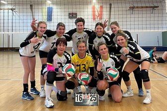 Volleyball: Schönecker Frauen glückt Revanche für Hinspielniederlage - Freuten sich über den 3:1-Auswärtssieg in Mülsen: Die Volleyballfrauen des VfB Schöneck.