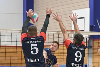 Volleyball: St. Egidien und Fortschritt Lichtenstein verabschieden sich mit Niederlagen in die Weihnachtspause - Enrico Kröber (l.) und Carsten Metzner von der SSV St. Egidien geben beim Block alles, doch am Ende behielt Wildenfels - hier mit Marten Fenske im Bild - die Oberhand.