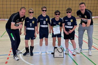 Volleyball: Talente des VSV Oelsnitz schaffen es nicht auf das Siegerpodest - Die Jungen des VSV Oelsnitz mit ihren Trainern Michael Klein (l.) und Tim Neuber.