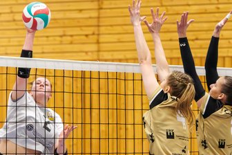 Volleyball: Verletzung der Top-Angreiferin wirft SV 04 Oberlosa aus der Bahn - Oberlosas Leonie Eckardt (links), hier beim Netzangriff, wurde zur besten Spielerin gekürt.