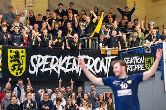 Die "Sperkenfront" feiert den 3:0-Heimsieg des VSV Oelsnitz um Ben Becher (Nummer 10) gegen die Bundesligareserve des SV Schwaig und zugleich den vorzeitigen Klassenerhalt in der dritten Liga Ost. 