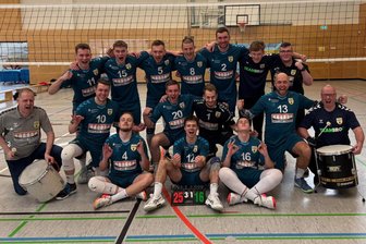 Volleyball: VSV Oelsnitz kann gleich vier Titel feiern - Die zweite Männermannschaft des VSV Oelsnitz freut sich über Titel und Aufstieg.