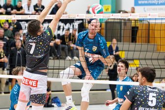 Volleyball: VSV Oelsnitz kassiert dritte Niederlage im vierten Spiel - Der Oelsnitzer Neuzugang Jonathan Markus (Mitte) wird hier erfolgreich geblockt.