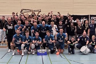 Volleyball: VSV Oelsnitz landet den ersten Auswärtssieg – Fans wachsen über sich hinaus - Die VSV-Männer freuen sich zusammen mit den Fans über den 3:1-Erfolg in Jena.