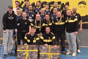 Volleyball: VSV Oelsnitz muss mehr Tiefen als Höhen meistern - Die Sperkenfront-Chefs Nils Winkler (vorn links) und Maik Rödel (vorn rechts) wurden für ihr zehnjähriges Engagement geehrt. Selbst der schwerkranke VSV-Fan Colin Preuß (links) gratulierte.