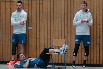 Volleyball: VSV Oelsnitz verliert das Spiel und seinen Kapitän - Tim Neuber (am Boden) kämpft gegen seine Schmerzen, hinten die VSV-Akteure Jesko Nuhnen (links) und Johannes Köbsch.