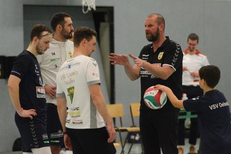 Volleyball: VSV Oelsnitz will gegen VC Zschopau Punkte mitnehmen - Betretene Gesichter bei Jonas Krug, Franz Masur, Tim Neuber und Trainer Alexander Krug (von links) nach der 0:3-Pleite gegen Krostitz vergangenen Samstag.