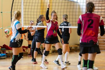 Volleyball: Wer behält die Oberhand im Freiberger Stadtderby? - Gut gelaunt: Sabrina Salzer (M.) will die Siegesserie des SV Siltronic Freiberg am Samstag beim Stadtrivalen fortsetzen.