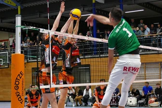 Volleyball: Zschopauer stürzen Regionalliga-Tabellenführer Dresden - Auch in dieser Situation ist der Zschopauer Block zur Stelle. Mit Nick Obendorf und Florian Haase wehren zwei der besten Spieler an diesem Abend den Schmetterball des Dresdners Yannik Merte ab.