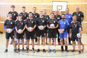 Volleyballer des Hennersdorfer SV kehren zurück ans Netz - Die Hennersdorfer Volleyballer um Spielertrainer Udo Haußmann (untere Reihe ganz rechts) sind für die neue Spielzeit gewappnet.