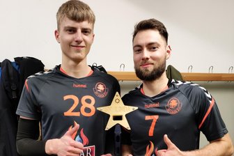 Volleyballer des SV Linda schöpfen Hoffnung im Abstiegskampf - Jaromir Köber (l.) und Sandro Kuttig sorgten mit ihren Angriffen in der Schlussphase für die Entscheidung.