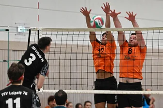 Volleyballer des SV Union Milkau: Die Leichtigkeit ist verloren gegangen - Die Milkauer Volleyballer, hier mit David Heidel und David Heilmann (r.) beim Block, verloren ihre beiden Heimspiele am Samstag.