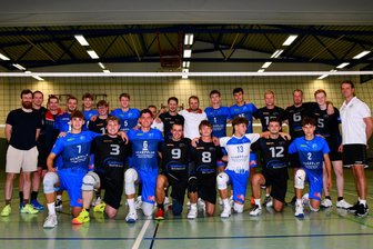 Volleyballer des VSV Eintracht Reichenbach kämpfen sich ins Spiel gegen den Zweitligisten - VSV Eintracht Reichenbach (schwarze Trikots) gegen die L.E. Volleys (in Blau) hieß es am Freitagabend in Reichenbach.