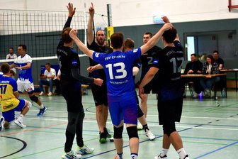 Volleyballer des VSV Eintracht Reichenbach zur Vorrunde des Sachsenpokals in Freiberg - Hier freut sich der VSV Eintracht Reichenbach bei der Qualifikation zum Regionalpokal, als sie einen Punkt gegen Bundesligist L.E. Volleys machten.
