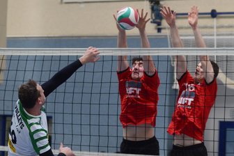 Volleyballer des VSV Fortuna Göltzschtal nach ihrem Abstieg aus der Sachsenklasse zurück an der Tabellenspitze - Im Spiel gegen Zwickau: Der VSV-Block ist mit Sandro von Trieben (Zweiter von links) und Ronny Svadlenka zur Stelle.
