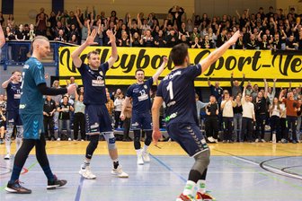 Volleyballer des VSV Oelsnitz präsentieren sich den Fans - Auf jede Menge Grund zum Jubeln hoffen die Oelsnitzer-Drittliga-Volleyballer in der am 5. Oktober beginnenden neuen Saison.