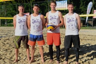 Volleyballer sind zurück am Netz - Der frühere Oelsnitzer Regionalligaspieler Falko Ahnert (2. von rechts) und sein Partner Jonas Grandel (rechts) aus Jena haben das Beachvolleyballturnier in Grünheide gewonnen. Ahnerts frühere Mannschaftskollegen beim VSV Oelsnitz Matthias und Jürgen Hanitzsch (von links) belegten den zweiten Platz.