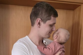 Volleyballer springt für Hebamme ein: Freiberger Kapitän hält nach letztem Saisonspiel sein Baby als Erster im Arm - Eine besondere Verbindung: VVF-Kapitän Kai Lammel hält seinen jüngsten Sohn im Arm.