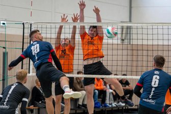 Volleyballer von Union Milkau erkämpfen Heimerfolg in der Sachsenklasse - Die Milkauer Dirk Naupert und Julius Haubold (r.) hatten besonders gegen die Groitzscher viel Blockarbeit zu verrichten.