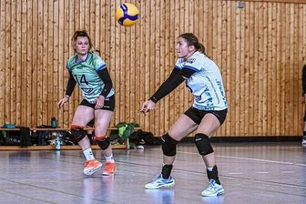 Volleyballerinnen ärgern den Favoriten - Anna Maria Nitsche (links, hier mit Yvonne Pretschek beim Saisonauftaktspiel gegen Jena) war in den letzten zwei Partien des CVV eine der besten Chemnitzer Spielerinnen.
