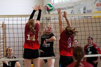 Volleyballerinnen des SV Union Milkau sichern dritten Platz - Lisa Vogel (M.) und die Milkauer Volleyballerinnen haben zum Saisonende noch einmal aufgetrumpft.