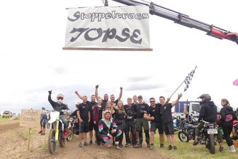 Vollgas auf dem Acker: Motocross- und Enduro-Enthusiasten machen aus Trainingstag in Topfseifersdorf ein Volksfest - Die motorsportverrückten Freunde aus Topfseifersdorf schrauben gern an ihren Maschinen. Zu den Rennen über das Stoppelfeld am Ortsrand kamen am Samstag mehr als 800 Besucher. 