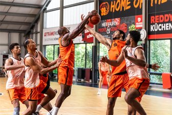 Vollgas von der ersten Minute an: Niners Chemnitz sind in die Vorbereitung auf die neue Saison gestartet - Die Niners sind wieder im Training, und es ging gleich voll zur Sache: Roman Bedime, Nicholas Tischler, DeAndre Lansdowne, Olivier Nkamhoua und CJ Penha (von links) in Aktion.