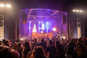 Vollmondkamp in Scheibenberg lockte rund 2000 Gäste - Unter anderem DJ Justin Prince heizte den Gästen bis tief in die Nacht gehörig ein.