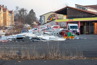 Vollsperrung ab Februar: Baustart für Kreisverkehr und Einkaufsmarkt in Plauen - Die Entkernung des früheren Diska-Gebäudes auf dem Grundstück an der Reißiger Straße hat bereits begonnen. Dort soll der neue Einkaufsmarkt entstehen.